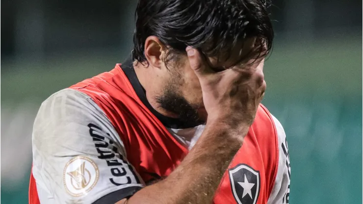 Gabriel Pires jogador do Botafogo lamenta gol do Coritiba no estadio Couto Pereira pelo campeonato Brasileiro A 2023. Foto: Robson Mafra/AGIF