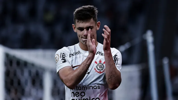 Gabriel Moscardo, jogador do Corinthians, deixa o campo após partida contra o Atlético-MG na Neo Química Arena pelo Campeonato Brasileiro - Foto: Fabio Giannelli/AGIF