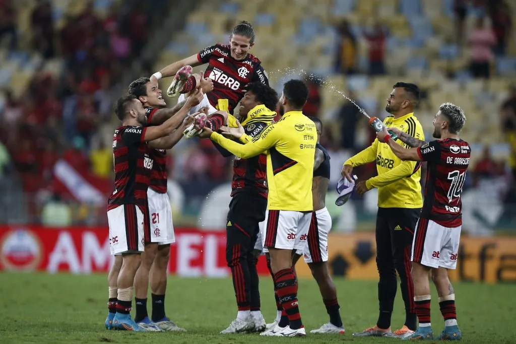 Filipe Luís sendo jogado pro alto pelos jogadores do Flamengo em um jogo da Libertadores de 2022. Foto: Wagner Meier/Getty Images.