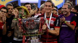 Filipe Luís levantando o título da Copa do Brasil em 2022. Foto: Buda Mendes/Getty Images.