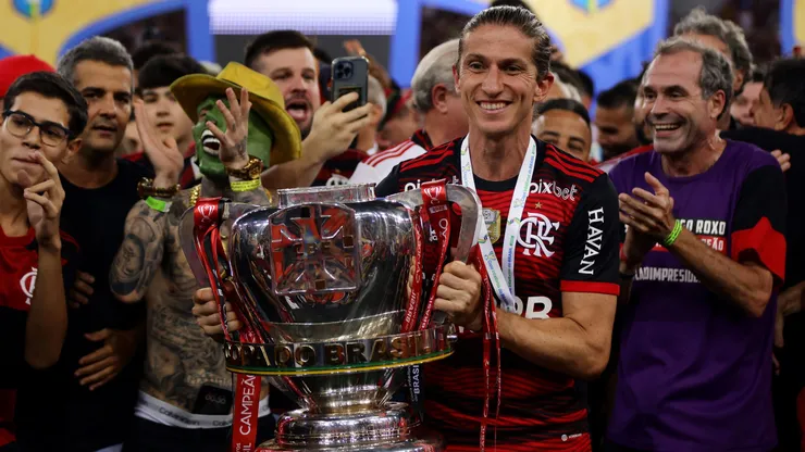 Filipe Luís levantando o título da Copa do Brasil em 2022. Foto: Buda Mendes/Getty Images.