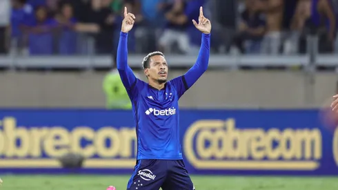 Matheus Pereira, jogador do Cruzeiro, comemora seu gol durante partida contra o Athletico-PR no estádio Mineirão pelo Campeonato Brasileiro - Foto: Gilson Lobo/AGIF