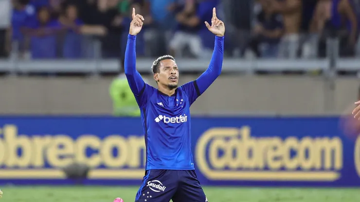 Matheus Pereira, jogador do Cruzeiro, comemora seu gol durante partida contra o Athletico-PR no estádio Mineirão pelo Campeonato Brasileiro - Foto: Gilson Lobo/AGIF