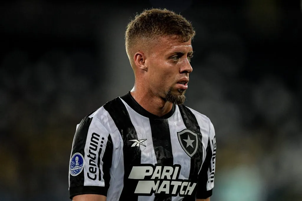 Lucas Fernandes devepuxar a fila das poucas saídas do Botafogo –  Foto: Thiago Ribeiro/AGIF