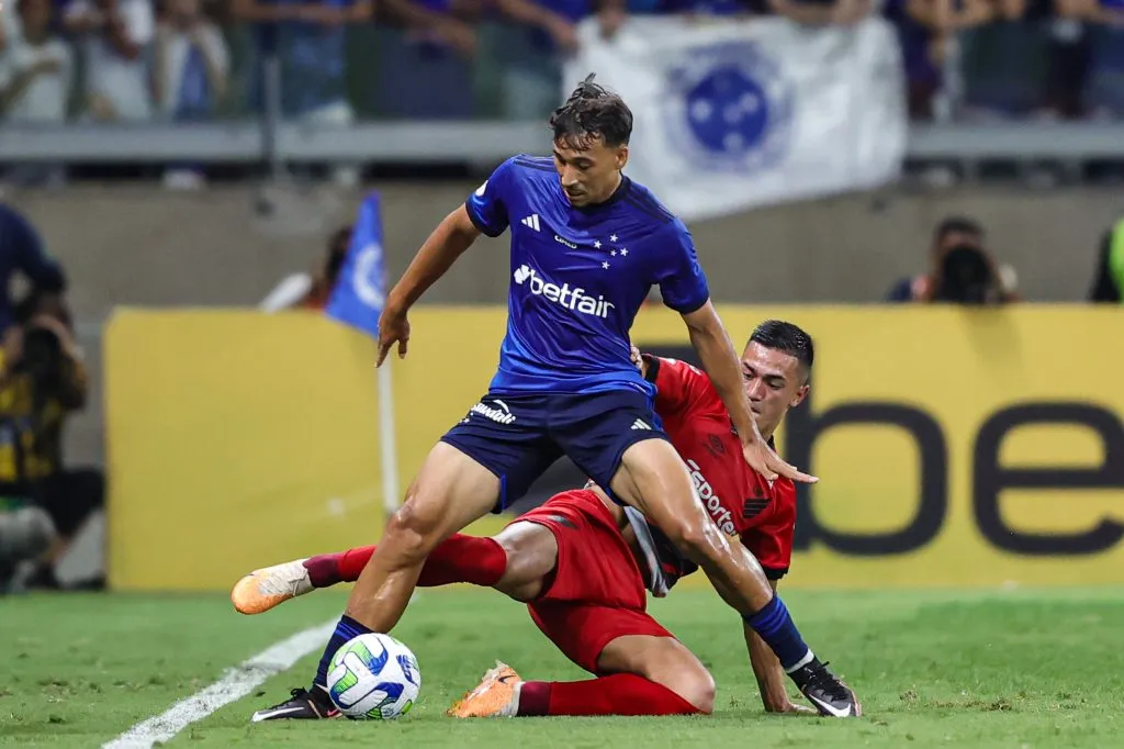 Japa jogador do Cruzeiro disputa lance com Cuello jogador do Athletico-PR durante partida no estádio Mineirão pelo campeonato Brasileiro A 2023. Foto: Gilson Lobo/AGIF