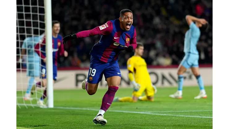 Foto: Alex Caparros/Getty Images - Vitor Roque marcou seu primeiro gol pelo Barcelona