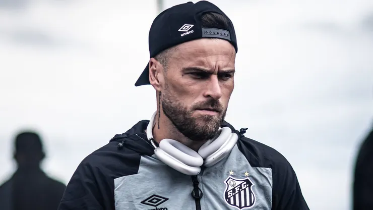 Foto: Raul Baretta/ Santos FC - Lucas Lima pelo Santos em partida pelo Campeonato Brasileiro de 2023