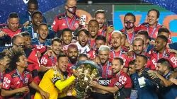 Jogadores do Flamengo comemoram titulo de campeao durante cerimonia de premiacao apos vitoria contra o Sao Paulo em partida no estadio Morumbi pela decisao do campeonato Brasileiro A 2020. Foto: Marcello Zambrana/AGIF
