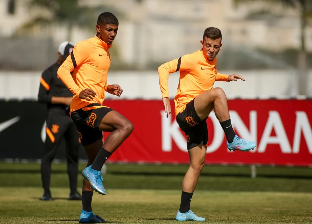 Vitor Meer (à esquerda) e Ryan (à direita) durante treinos do Corinthians – Foto: Rodrigo Coca/Ag. Corinthians