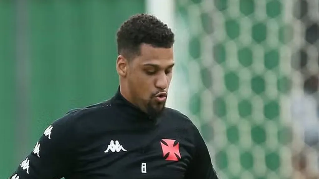 Foto: Daniel Ramalho/CRVG – Alexander durante treino pelo Vasco