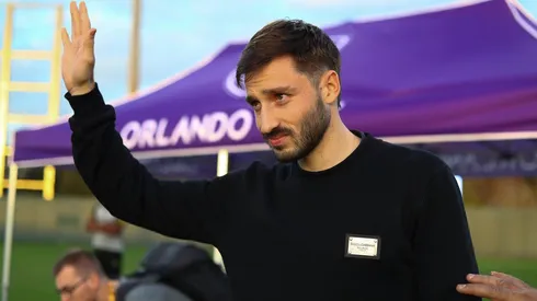 Matías Viña sendo recepcionado por torcedores flamenguistas nos Estados Unidos. Foto: redes sociais / Flamengo
