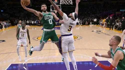 Celtics e Lakers em ação pela NBA, na temporada regular, em Los Angeles (Foto: Jayne Kamin-Oncea/Getty Images)