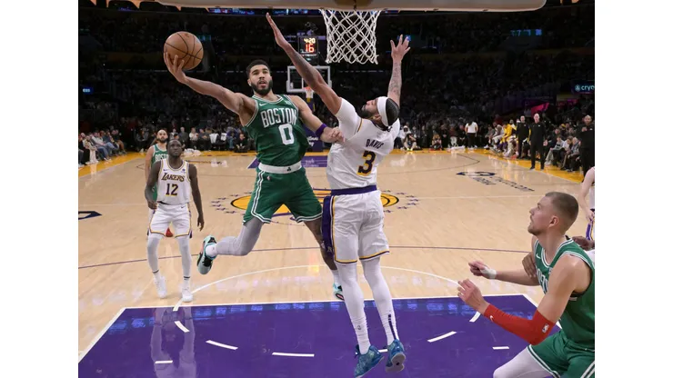 Celtics e Lakers em ação pela NBA, na temporada regular, em Los Angeles (Foto: Jayne Kamin-Oncea/Getty Images)