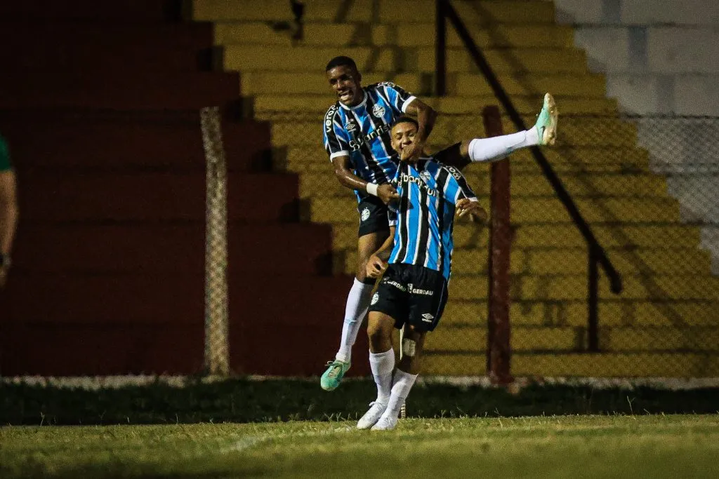 SP – BEBEDOURO – 12/01/2024 – COPA SAO PAULO 2024, GREMIO X MIRASSOL – Gustavo Nunes jogador do Gremio comemora seu gol durante partida contra o Mirassol no estadio Socrates Stamato pelo campeonato Copa Sao Paulo 2024. Foto: Pedro Zacchi/AGIF