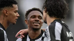 Jeffinho jogador do Botafogo comemora seu gol com jogadores do seu time durante partida contra o Sampaio Correa no estadio Engenhao pelo campeonato Carioca 2024. Foto: Thiago Ribeiro/AGIF