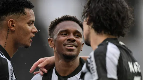 Jeffinho jogador do Botafogo comemora seu gol com jogadores do seu time durante partida contra o Sampaio Correa no estadio Engenhao pelo campeonato Carioca 2024. Foto: Thiago Ribeiro/AGIF