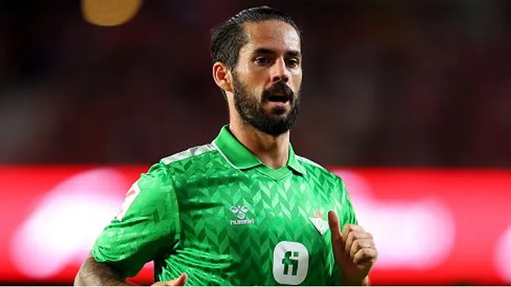 Foto: Fran Santiago/Getty Images - Isco pelo Betis em partida pela La Liga, em 2023