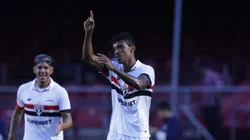 Luiz Gustavo jogador do Sao Paulo comemora seu gol durante partida contra o Portuguesa no estadio Morumbi pelo campeonato Paulista 2024. Foto: Ettore Chiereguini/AGIF