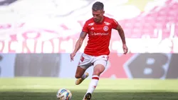 Coudet elogia o desempenho de Aránguiz. Foto: Maxi Franzoi/AGIF