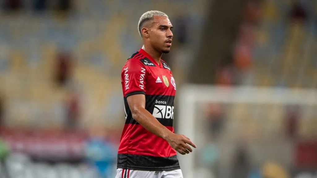 Matheuzinho pode acabar indo para o rival. Foto: Thiago Ribeiro/AGIF