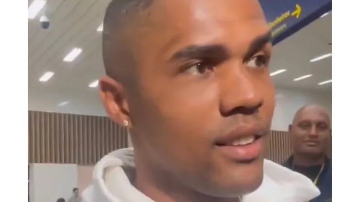 Douglas Costa chega ao Rio de Janeiro para assinar com o Fluminense. Foto: Reprodução | Twitter: Cauã Tinoco