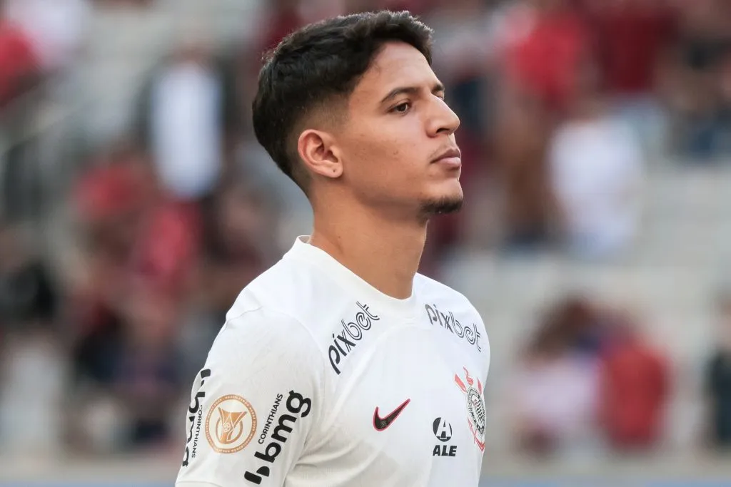 PR – CURITIBA – 24/06/2023 – BRASILEIRO A 2023, ATHLETICO-PR X CORINTHIANS – Caetano jogador do Corinthians durante execucao do hino nacional antes da partida contra o Athletico-PR no estadio Arena da Baixada pelo campeonato BRASILEIRO A 2023. Foto: Robson Mafra/AGIF