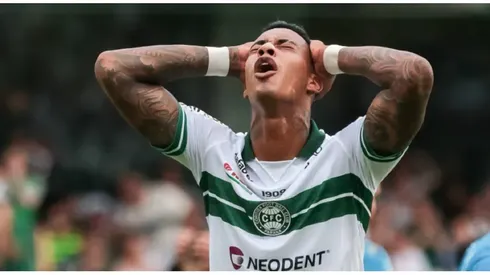 Foto: Robson Mafra/AGIF – Alef Manga, atacante do Coritiba