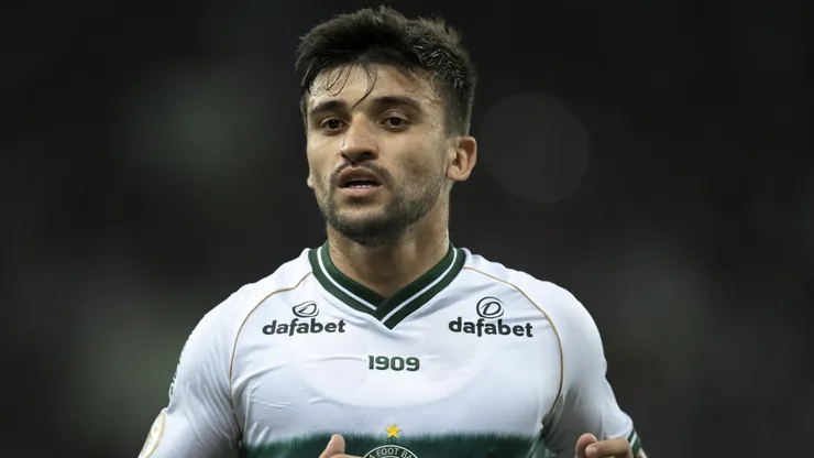 Victor Luis jogando pelo Coritiba durante partida contra o Fluminense no estadio Maracana pelo campeonato Brasileiro A 2023. Foto: Jorge Rodrigues/AGIF