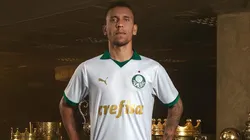 Marcos Rocha com a nova camisa de número 2 do Palmeiras. Foto: redes sociais / Palmeiras.