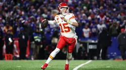 Mahomes em ação pelos Chiefs contra os Bills, na semifinal de conferência da AFC (Foto: Al Bello/Getty Images)