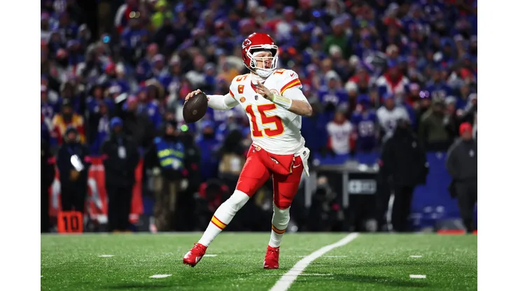 Mahomes em ação pelos Chiefs contra os Bills, na semifinal de conferência da AFC (Foto: Al Bello/Getty Images)