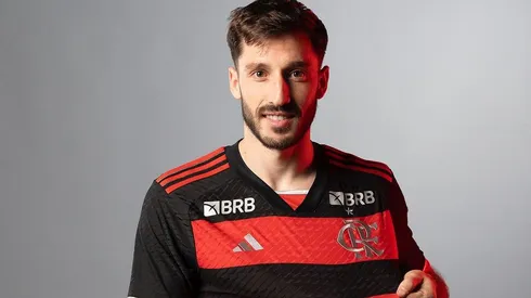 Matías Viña com a camisa do Flamengo. Foto: Igor Coelho / redes sociais Flamengo
