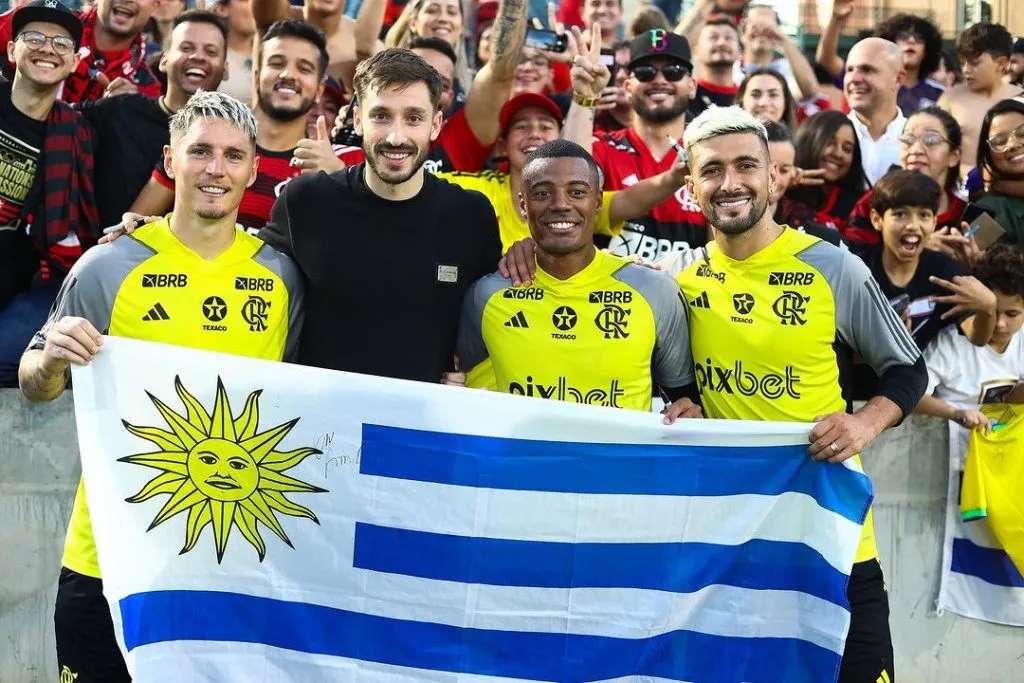 Matías Viña posando para foto com a bandeira do Uruguai, com Varela, De La Cruz e Arrascaeta. Foto: Gilvan de Souza / Flamengo