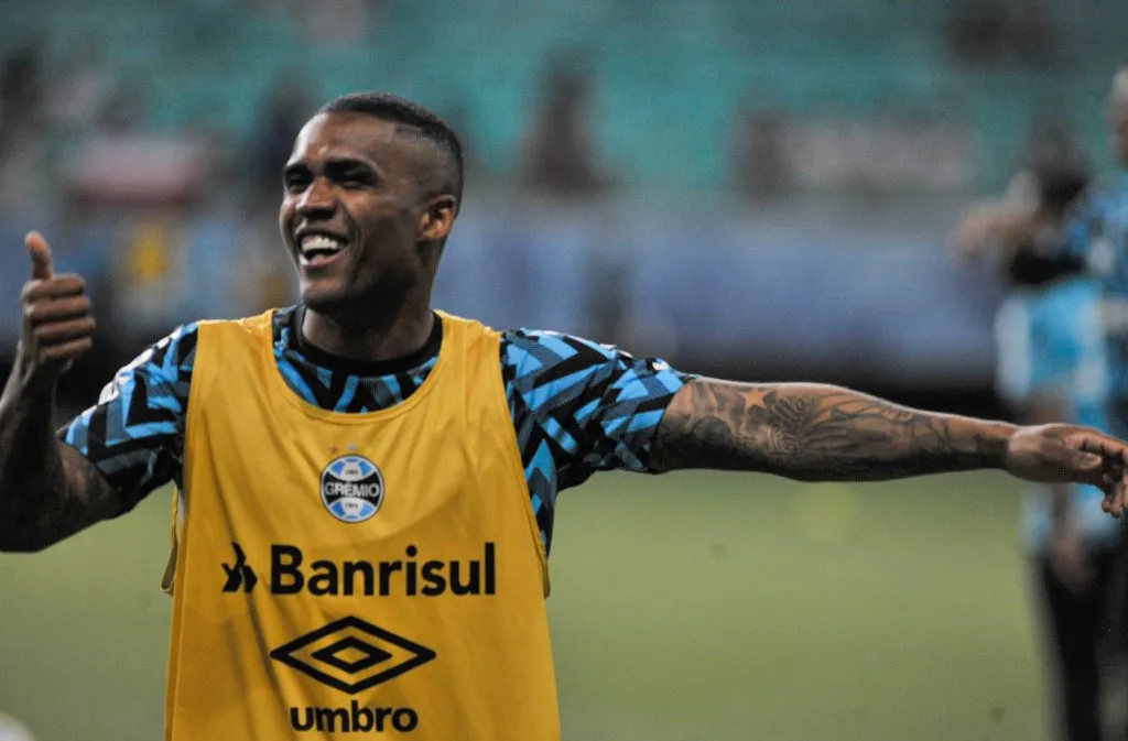 Douglas Costa chega neste sábado ao Rio de Janeiro Foto: Jhony Pinho/AGIF