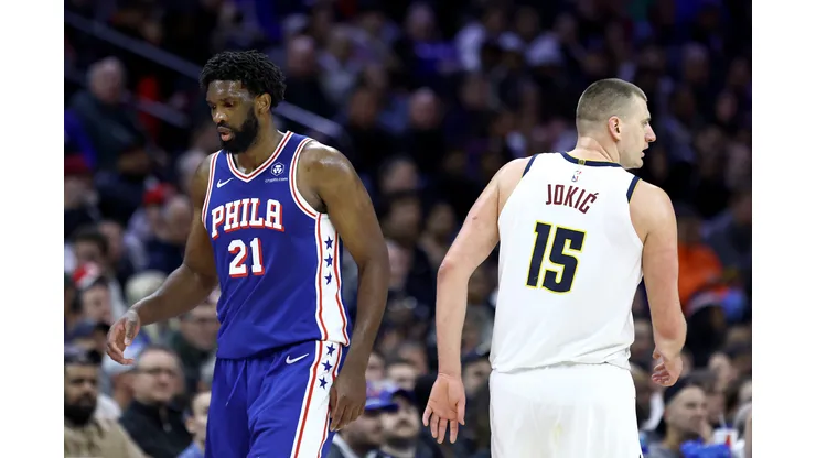 Embiid e Jokic duelam mais uma vez em janeiro na NBA. Os craques jogaram na Filadélfia na primeira quinzena do mês (Foto: Tim Nwachukwu/Getty Images)
