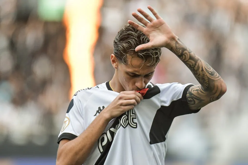 Marlon Gomes beija a Cruz de Malta. Foto: Thiago Ribeiro/AGIF