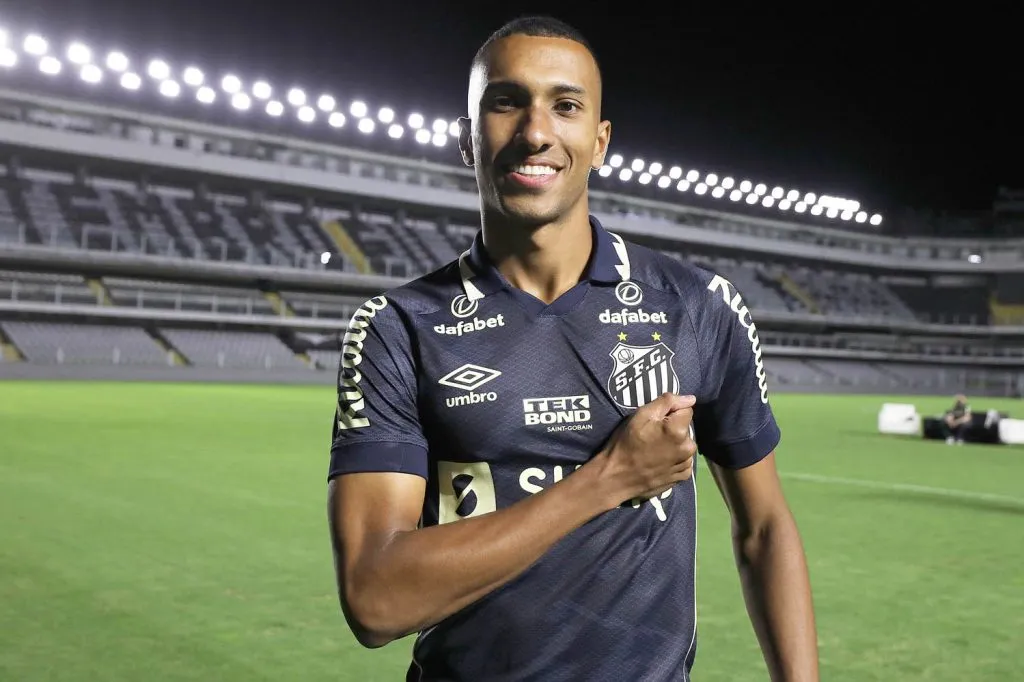 Santos e Kicaldo (nas mangas) renovaram patrocínio até 2026 – Foto: Pedro Ernesto Guerra Azevedo/Santos FC