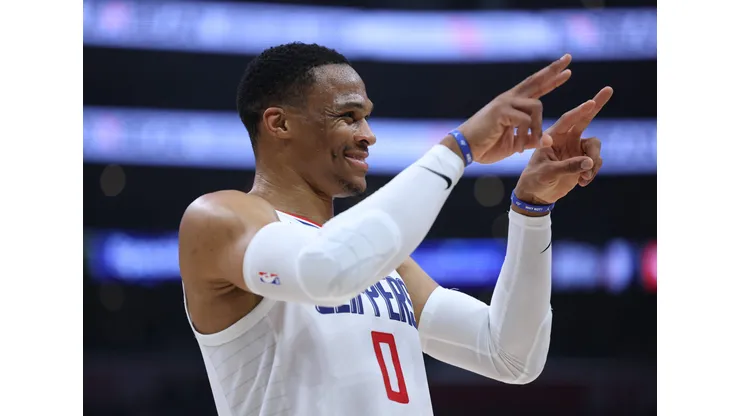Russell Westbrook em ação pelo Los Angeles Clippers na Crypto.com Arena, pela temporada regular da NBA (Foto: Harry How/Getty Images)