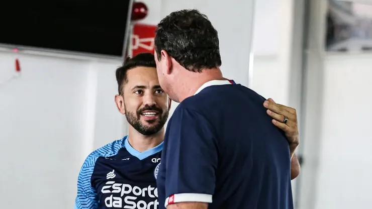 Everton Ribeiro conversa com Rogério Ceni no CT do Bahia. Foto: Tiago Caldas / Bahia.