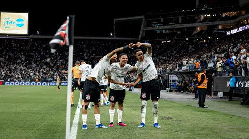 Jogadores do Corinthians comemorando gol na semifinal da Copinha contra o Novorizontino, na Neo Química Arena. Foto: Leonardo Lima/AGIF