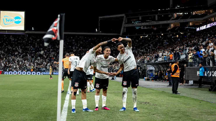 Jogadores do Corinthians comemorando gol na semifinal da Copinha contra o Novorizontino, na Neo Química Arena. Foto: Leonardo Lima/AGIF