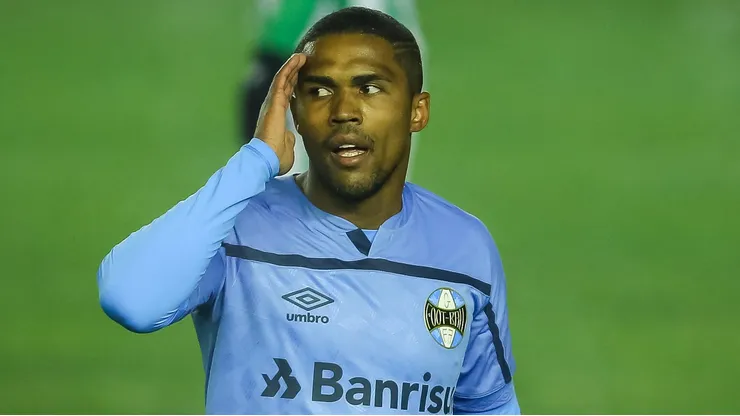Douglas Costa aceitou voltar ao Brasil para jogar no Fluminense - Foto: Pedro H. Tesch/AGIF