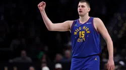 Nikola Jokic, pivô do Denver Nuggets, em quadra pela NBA contra o Washington Wizards no Fiserv Forum, em Washington (Foto: Smith/Getty Images)