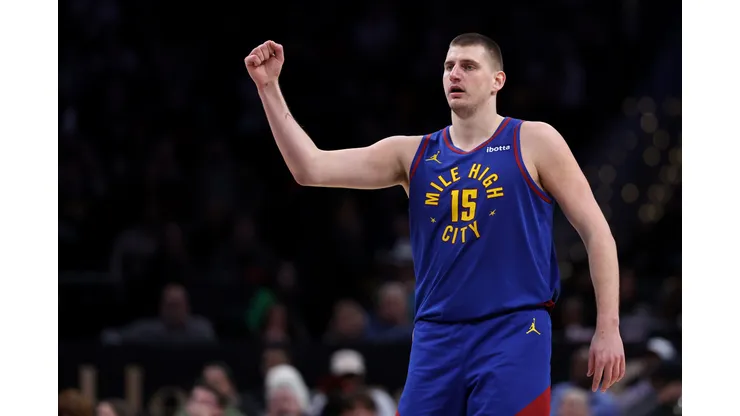 Nikola Jokic, pivô do Denver Nuggets, em quadra pela NBA contra o Washington Wizards no Fiserv Forum, em Washington (Foto: Smith/Getty Images)