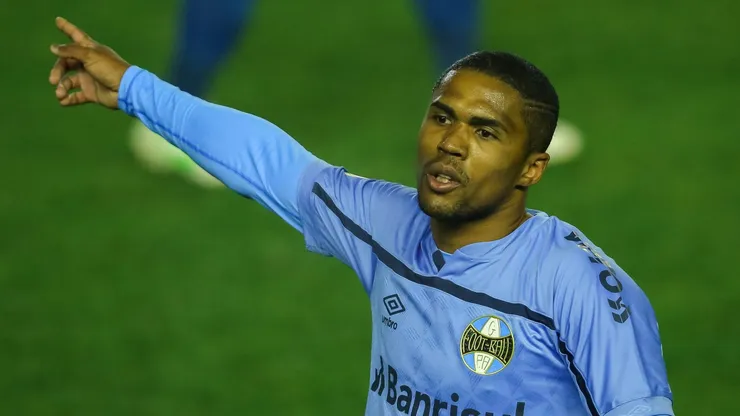 Douglas Costa pode ser adversário do Grêmio - Foto: Pedro H. Tesch/AGIF.