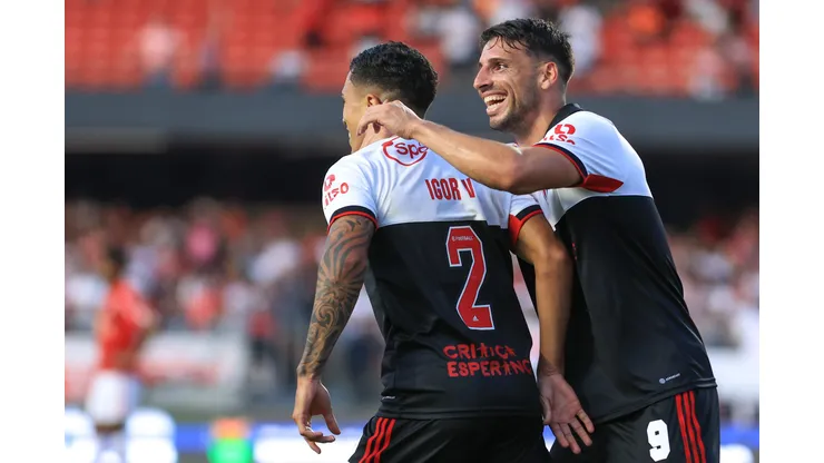 Jogadores do Sao Paulo comemora seu gol com Calleri jogador da sua equipe durante partida contra o Bragantino no estadio Morumbi pelo campeonato Brasileiro A 2022. Foto: Marcello Zambrana/AGIF