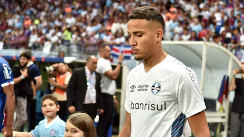 Gustavo Martins, jogador do Gremio durante entrada em campo para partida contra o Bahia no estadio Arena Fonte Nova pelo campeonato Brasileiro A 2023. Foto: Walmir Cirne/AGIF