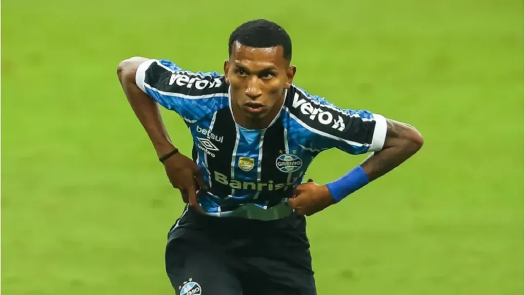 Foto: Pedro H. Tesch/AGIF – Leo Chu entrou na mira do Fluminense