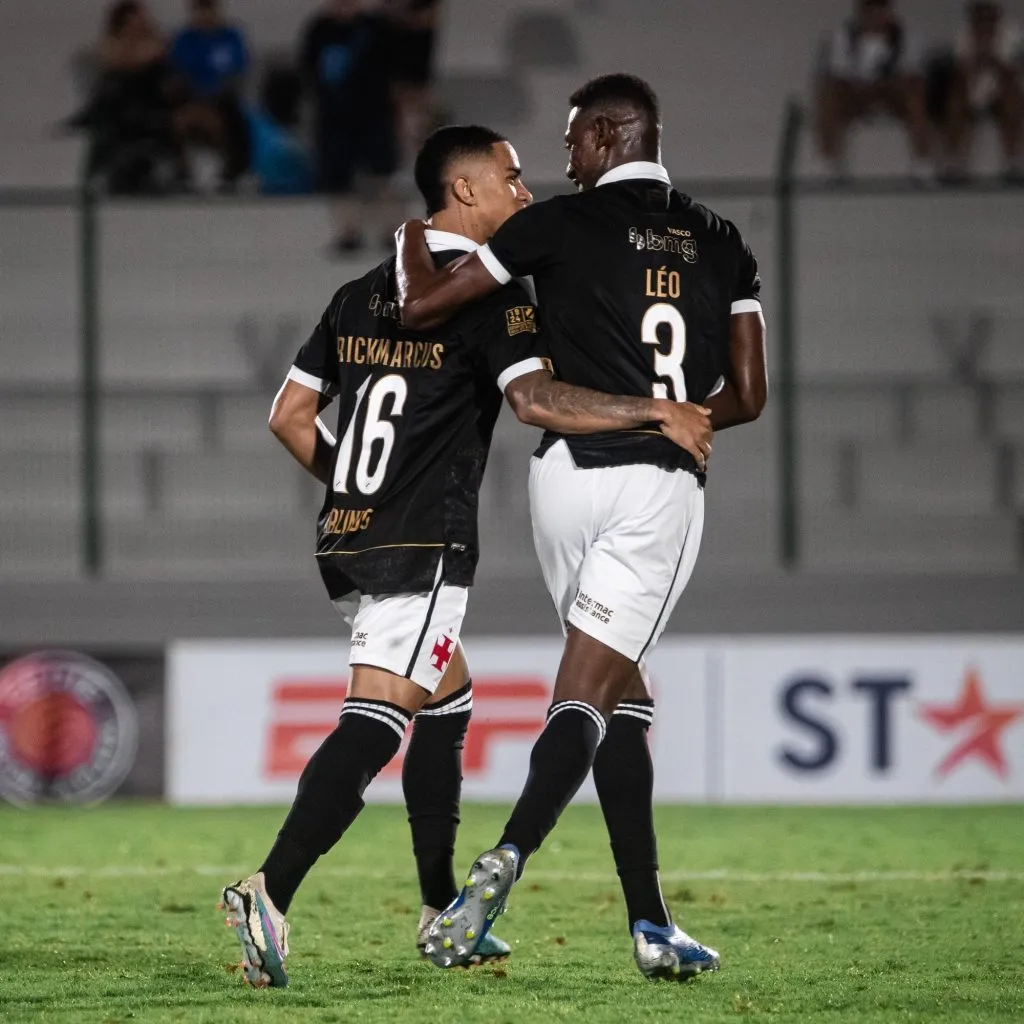 Erick Marcus e Leo comemoram gol. Foto: Leandro Amorim | Vasco
