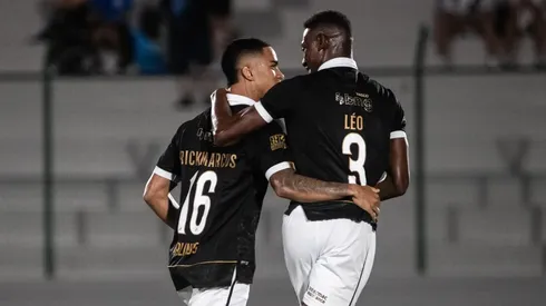 Erick Marcus e Léo comemoram o gol do Vasco contra o San Lorenzo. Foto: Leandro Amorim / Vasco.